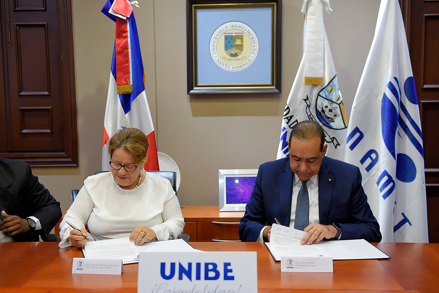 UNIBE firma acuerdo de colaboración con ONAMET