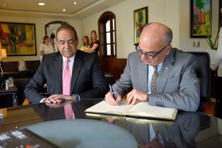 El embajador Gianlucca Grippa, junto al Dr. Castaños durante la firma del libro de visitas