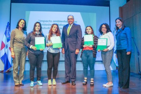 estudiantes ganadoras del premio UNIBE de Ciencia Ambiental