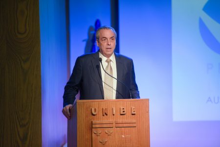 El ingeniero Abraham Hazoury Toral, presidente del Consejo Regente de UNIBE, mientras se dirigía a los presentes con las palabras centrales del encuentro.