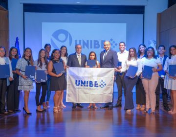 Programa Líderes Del Mañana De UNIBE Otorga 14 Becas A Estudiantes Meritorios