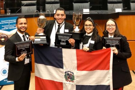 Estudiantes escuela de derecho participan en competencia simulación judicial ante corte internacional en México