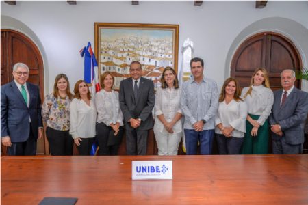 Al centro el Dr. Castaños y la señora Rosangela Pellerano de Elías, en compañía de todos los presentes durante la firma del acuerdo.