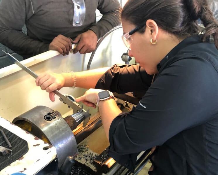 Aprender haciendo, rompiendo los retos de mantener el interés de las nuevas generaciones