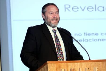 El Dr. Matthew Dacso, invitado internacional y director del Centro para la Salud Global de la Universidad de Texas, en Galveston, durante su conferencia