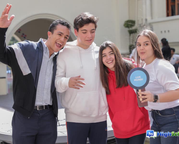 Parte de los jóvenes estudiantes que estuvieron presentes