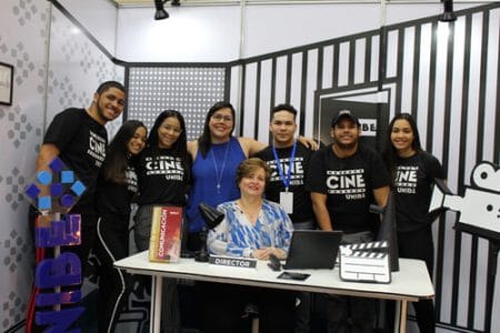 Los estudiantes de las Escuelas de Comunicación y Diseño de Interiores acompañados de las directoras Cristina Zapata y Sandra Gómez.