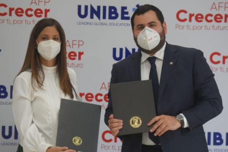 La doctora Odile Camilo y el señor Héctor José Rizek, durante la firma del acuerdo entre ambas entidades.