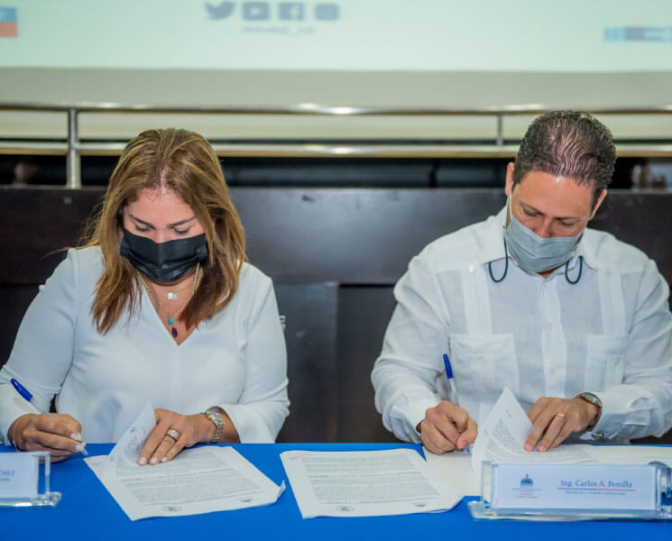 La licenciada Grace Cochón Jiménez, vicerrectora administrativa, junto al ministro, ingeniero Carlos Bonilla durante la firma de este conveniio