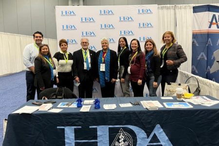 Reprentantes de Unibe sostuvieron una reunión con los miembros de la Hispanic Dental Association