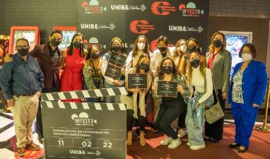 Estudiantes ganadores del UNIBE Short Film Fest 2022, acompañados de los Profesores Elias Muñoz, Pedro Urrutia y las autoridades de UNIBE