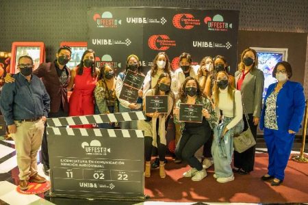Estudiantes ganadores del UNIBE Short Film Fest 2022, acompañados de los Profesores Elias Muñoz, Pedro Urrutia y las autoridades de UNIBE