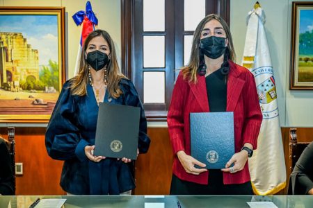 Doctora Odile Camilo Vincent y señora Rocio Martínez Sampere, durante la firma de acuerdo suscrito entre Unibe y la Fundación Felipe González.