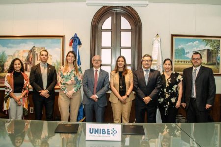 Autoridades de Unibe y la Universidad Miguel Hernández