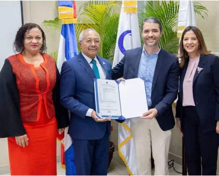 Autoridades del Onapi y Unibe