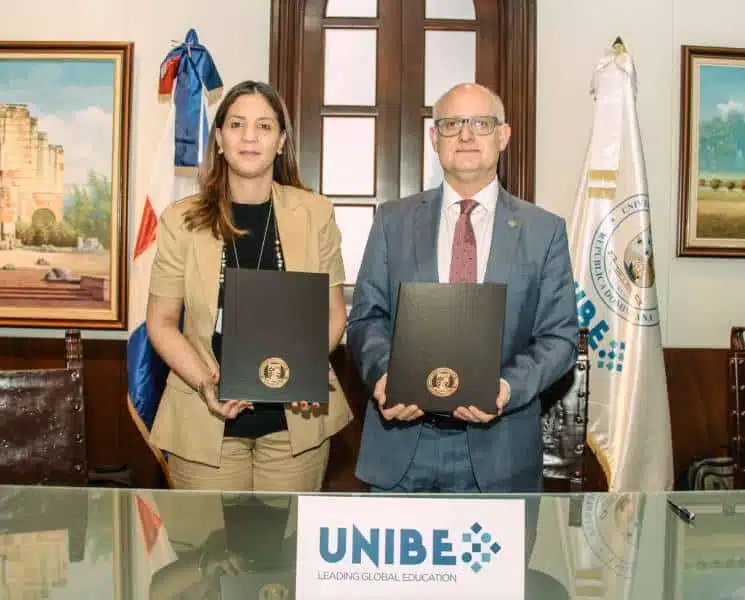 La firma fue encabezada por la doctora Odile Camilo Vincent, rectora; y por el doctor Vicente Micol Molina, vicerrector de Relaciones Internacionales.