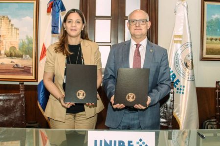 La firma fue encabezada por la doctora Odile Camilo Vincent, rectora; y por el doctor Vicente Micol Molina, vicerrector de Relaciones Internacionales.