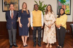 Embajador de la India visita instalaciones de Unibe
