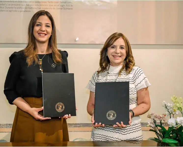 La doctora Odile Camilo Vincent y la señora Altagracia Mella