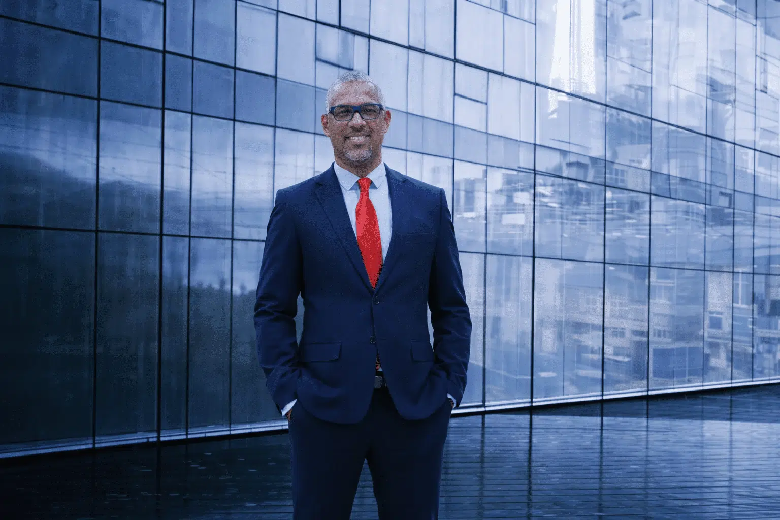 Benjamín Alcántara Moreta, Director de Tecnología, en retrato corporativo con traje azul y corbata roja.